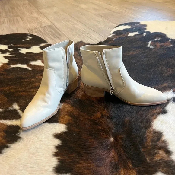 Dolce Vita Azyan White Leather Ankle Booties Size 8 - Picture 2 of 5